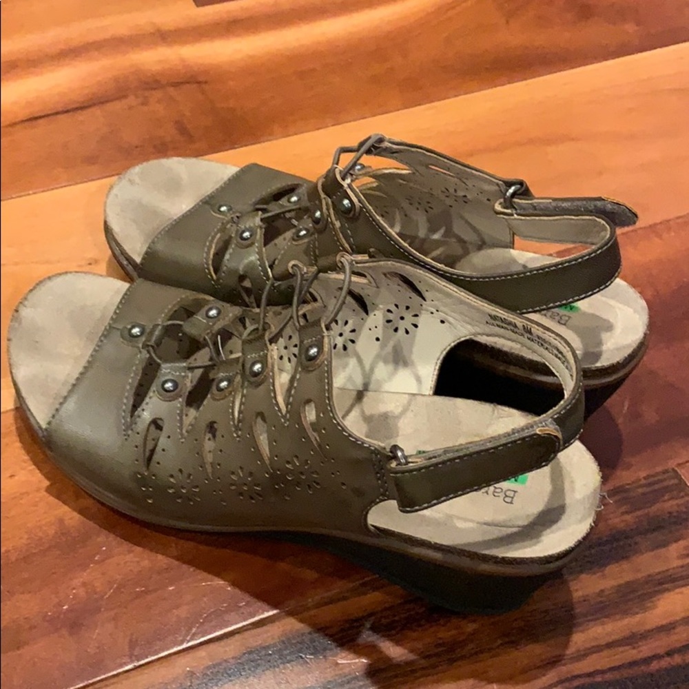 Baretraps memory foam women’s sandals size 8